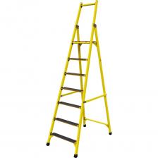 Стремянка диэлектрическая стеклопластиковая с симметричной опорой ''Телеком'' с широкими ступенями ЛУЧ изготавливается из электроизоляционного стеклопластика и предназначена для проведения строительных, монтажных, ремонтных и эксплуатационных работ. Главной особенностью стремянок такого типа (ССС-ТШ) является короткий шаг ступени - 25см (стандартный шаг 34см), и широкие ступени - 95мм. Рабочая площадка имеет фиксатор из нержавеющей стали