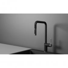 Смеситель для кухни с выдвижным изливом Granula сочетает в себе высокую функциональность и надежность, что делает его незаменимым помощником на вашей кухне. Корпус из нержавеющей стали AISI 304 – надёжный корпус, делает смеситель долговечными и устойчивым к коррозии, перепадам давления и температур. Испанский картридж SEDAL – обеспечивает плавное регулирование напора воды и температуры, а также бесшумность при работе смесителя. Переключение между режимами подачи воды (душ, лейка) – позволяет снизить расход воды, легче мыть посуду смывать моющее средство благодаря режиму душа. Аэраторы NEOPERL – защищают от известкового налета, обеспечивают долгий срок службы и препятствуют засорам аэратора, отложениями и другими посторонними частицами, содержащимися в воде. Фиксированный диапазон вращения картриджа – экономит воду и ограничивает ход ручки, предоставляя возможность установит смеситель близко к стене. Выдвижной излив – увеличивает охват рабочей зоны и позволяет легко дотянуться до труднодоступных мест. Система креплений – обеспечивает устойчивость смесителя после монтажа на мойке или столешнице. В комплекте также идет специальное пластиковое крепление для дополнительной устойчивости на тонких мойках. Гибкая подводка длиной 60 см – позволяет легко дотянуться до корпуса смесителя при монтаже, не требуя особой ловкости и специальных навыков. Оригинальный дизайн ручки – делает смеситель удобным в использовании, а прочный корпус из нержавеющей стали добавляет ему эстетическую привлекательность. Этот смеситель станет отличным дополнением к вашей кухне и обеспечит комфорт, функциональность и долговечность в использовании.