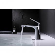 Смеситель для раковины из серии CRISTAL излучает чистую элегантность. Необычная игра форм и тонкие грани искусно завершают образ вашей ванной комнаты. Комфортная высота смесителя обеспечивает удобство и приятные ощущения во время ежедневных гигиенических процедур. Плавно работающий керамический картридж и излив с аэратором всегда обеспечат оптимальный поток воды для получения четкой струи воды. Фабрика MILLEAU использует передовые технологии и высококачественные материалы для производства смесителей и душевых систем, обеспечивая высокое качество, долгий срок службы и безопасность продукции. Изделия фабрики имеют антикоррозионное гальваническое покрытие, устойчивое к износу и сохраняющее яркость цвета. Аэратор и керамические картриджи в комплекте способствуют снижению расхода воды, защите от брызг, шумоподавлению и плавному регулированию температуры и напора струи.  