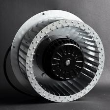 Центробежное мотор-колесо (вентилятор, двигатель) диаметром 200 мм с вперед загнутыми лопатками используется в прямоугольных вентиляторах. При производстве данных мотор-колес выполняется точная балансировка в двух плоскостях что снижает шум и вибрации, продлевает срок службы электродвигателя. Установленные в двигателе подшипники из высокопрочной стали и могут обеспечить свыше 40 тыс. часов непрерывной бесперебойной работы. Мотор-колесо оснащено защитными термоконтактами (биметаллическая пластина, размыкающая электрическую цепь при перегреве).