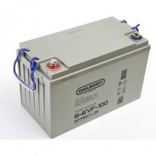 Gelbert 6-EVF-100– это необслуживаемая аккумуляторная батарея, изготовленная по технологии AGM с системой рекомбинации газов (VRLA). Батарея произведена с использованием технологии внутреннего формования. В её свинцовых пластинах, которые имеют увеличенную толщину по сравнению со стандартными аналогами, применяется экологичный запатентованный сплав, не содержащий кадмия и мышьяка. Сепаратор из плотного углеволокна пропитан электролитом, созданным по технологии NANO GEL. Электролит находится в сгущенном состоянии, что исключает утечки и необходимость долива воды на протяжении всего срока службы.Эксплуатация:Не допускайте разряда батареи более чем на 80% от её полной ёмкости. Чем чаще вы заряжаете аккумулятор после использования, тем лучше. Даже если за день вы использовали только 20% ёмкости, поставьте батарею на зарядку и зарядите её полностью (до 100%).Аккумулятор не терпит частичной подзарядки. Если батарея поставлена на зарядку, она должна быть заряжена полностью.Используйте только оригинальное зарядное устройство или проверенное устройство заводского изготовления, соответствующее характеристикам батареи. Зарядное устройство должно быть:Импульсным;Полностью автоматическим;С функцией десульфатации пластин;Предназначенным специально для тяговых аккумуляторных батарей.Если батарея долго находилась или эксплуатировалась при низкой температуре, перед зарядкой выдержите её при комнатной температуре не менее 3 часов.Не заряжайте батарею при температуре электролита выше 50°С.