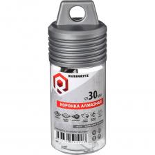 Алмазная коронка с центрирующим сверлом — для сверления керамогранита и плиткиПрофессиональная алмазная коронка предназначена для точного, быстрого и чистого сверления твёрдых керамических материалов. Оснащена центрирующим сверлом для идеального старта без смещения и системой водяного охлаждения, предотвращающей перегрев и продлевающей ресурс инструмента. Обеспечивает аккуратные отверстия без сколов даже на глазурованных поверхностях.Преимущества:Точный старт: центрирующее сверло исключает соскальзывание и повреждение поверхности.Чистое сверление: алмазная кромка и перфорация обеспечивают быстрое резание без сколов и трещин.Повышенный ресурс: алмазное напыление, нанесённое методом гальванической пайки, выдерживает абразивные нагрузки и сохраняет режущие свойства после сотен отверстий.Охлаждение: конструкция предусматривает водяное охлаждение для защиты инструмента и материала.Надёжность: цилиндрический хвостовик с тремя гранями предотвращает проворачивание в патроне.Подходит для сверления керамогранита, плитки, фаянса, фарфора и других плотных поверхностей.Идеальна для установки сантехники, розеток, выключателей, светильников и прокладки труб.Рекомендация: для достижения наилучшего результата и максимального ресурса инструмента обязательно используйте систему водяного охлаждения во время работы.Внимание, изображение товара может отличаться от реального! Верные параметры указаны в технических характеристиках товара.