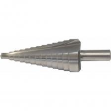 Сверло ступенчатое 20-30 мм; HSS; NORGAU 010505360 с конусностью режущей части сверла 20-30°.Изготовлено из быстрорежущей стали HSS (аналог Р6М5).Предназначено для обработки отверстий больших диаметров в листовом материале толщиной до 4 мм в материалах из сталей, чугуна, цветных металлов и пластика.Сверло имеет определенный диапазон диаметров, что позволяет использовать всего один инструмент. Диаметр хвостовика: 10 мм, общая длина: 88 мм.