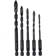 Набор сверл по стеклу и керамике Quadro-X HEX 5 шт. RAGEДанные сверла используется для сверления отверстий в стекле, мраморе, керамической и кафельной плитках.Сверло выполнено из высококачественной инструментальной стали, режущие кромки выполнены из сплава карбида вольфрама, что обеспечивает высокую прочность и долгое сохранение режущих качеств инструмента даже после длительного использования.Четырехгранная копьеобразная рабочая часть сверла позволяет быстрее сверлить материал и получать более чистое отверстие, а также увеличивает ресурс сверла вдвое.Широкая спираль с антикоррозийным покрытием обеспечивает более быстрый вывод шлама и снижает его налипание на спираль. Сверление с водой обеспечивает более бережное и качественное сверление.Фосфатное покрытие повышает износостойкость, увеличивает твердость и защищает от коррозии, что позволяет сохранять качество и внешний вид оснастки в первоначальном виде в течение долгого времени.Шестигранный хвостовик делает оснастку применимой не только к электроинструментам оснащенных зажимным патроном, но и с патронами типа НЕХ. Характеристики:Тип: копьевидныеВид: спиральныеКоличество граней (шт): 4Тип хвостовика: шестигранный (1/4HEX - E)Материал напаек: инструментальная сталь CS45, YG6XРазмеры сверл (диаметр х длина, мм): 4х87, 5х94, 6х100, 8х105, 10х115.Назначение: для сверления отверстий в стекле, мраморе, керамической и кафельной плиткахСовместимость: с шуруповертом, дрелью в безударном режиме