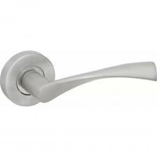 Дверная ручка Фабрика замков FZ 03 EU SN СТ-00001296 - это алюминиевая дверная ручка на круглой розетке. Уникальна тем, что одинаково подходит к стандартным и «финским» дверям. Это стало возможным благодаря особому расположению крепежных отверстий на розетке. Применение: стандартные и «финские» межкомнатные двери толщиной от 30 до 65 мм. Также допустима установка на входную дверь – деревянную или металлическую.