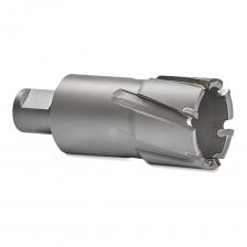 Сверло изготовлено из специальной стали с твердосплавными напайками TCT, которые позволяют использовать для сверления отверстий практически во всех видах сталей (углеродистых, высоколегированных (нержавеющих), специальных сплавах (алюминий, титан и др.), высокопрочных сплавах (Hardox, Hastelloy, Inconell, Nimotic) и других редких материалов. Имеет комбинированный хвостовик типа Universal/Weldon 19. Используется на магнитных и стационарных сверлильных станках. Сверла Cutrun разработаны и производятся по классическим немецким технологиям, на том же оборудовании, по тем же ISO и даже из тех же сталей. Поэтому они способны полностью заменить привычную европейскую оснастку (такую как корончатые сверла KARNASCH, корончатые сверла FEIN, корончатые сверла Rotabroach) и других производителей (таких как GTOOL, EUROBOOR) аналогичных типоразмеров. Они имеют сопоставимый ресурс, при этом стоимость выполнения отверстий даже выигрывает — за счет отсутствия переплаты за мировой бренд. Совместимость: FEIN KBB, Euroboor, BDS, Metabo, Вектор, Alfra, Rotabroach, Karnasch, Magtron, Optimum. Материал для применения: сталь < 1400 Н/мм?, нержавеющая сталь > 900 Н/мм?, серый чугун, медь, латунь, олово, пластик GRP/CRP, графит, Hardox, Hastelloy, Inconel, Nimotic и других редких материалов, железнодорожные рельсы. Внимание, изображение товара может отличаться от реального! Верные параметры указаны в технических характеристиках товара.