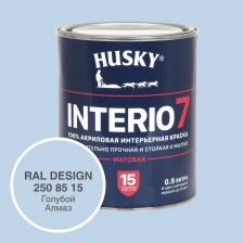 Краска для стен HUSKY INTERIO 7 Голубой алмаз, 0.9 л 32567 - матовая исключительно прочная и стойкая к мытью акриловая краска премиум-класса для стен и потолков во всех типах сухих и влажных помещений: гостиные, кухни, ванные комнаты, холлы, детские комнаты, спальни, офисные помещения и т. д. Применяется для окраски бетонных, зашпатлеванных, оклеенных обоями, обшитых древесиной, ДВП, ДСП, ПВХ, гипсо­картонными листами поверхностей. Краска обеспечивает исключительную легкость нанесения в сочетании с практически идеальным качеством и долговечностью покрытия. Окрашенные поверхности сохраняют равномерную матовость и чистоту цвета не менее 15 лет. Продукт обладает высокой степенью укрывистости. Легко и равномерно наносится на поверхность. Не разбрызгивается при нанесении, не оставляет потеков, полос и следов от инструмента. Окрашенные основания выдерживают сухую и влажную уборку с мягкими моющими средствами. Полную прочность, достаточную для мытья окрашенных поверхностей, краска приобретает в течение 14 дней.