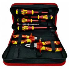 Набор диэлектрического инструмента до 1000В, 7 предметов, в кофре ПЛ071205_z022 предназначен для проведения электромонтажных работ в электроустановках напряжением до 1000 В переменного тока промышленной частоты. Состоит из семи предметов различного назначения: губцевый инструмент, отвертки SL, PH, индикаторная. Рабочая часть инструмента выполнена из хромованадиевой стали твердостью не ниже 45 HRC. Губки и стержни с никелевым покрытием обладают стойкостью к коррозии. Наличие эргономичного двухкомпонентного покрытия исключает проскальзывание инструмента в руке, обеспечивая комфорт и безопасность во время работы. Покрытие рукояток устойчиво к воздействию бензина и масел, поэтому идеально подходит для профессионального использования. Набор поставляется в кофре для защиты от внешних воздействий и удобства переноски.