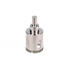 Алмазная коронка диаметром 35 мм используется при сверлении керамогранита, керамики, стекла. Наличие центровочного сверла обеспечивает точное позиционирование коронки на поверхности и помогает избежать смещения во время работ. Покрытие алмазной коронки выполнено гальваническим способом в два слоя, что обеспечивает эффективное сверление и продолжительный рабочий ресурс инструмента. Равномерное распределение алмазов по режущей кромке гарантирует аккуратное сверление материала без трещин и сколов. Высота алмазного слоя в 6 мм обеспечивает высокую производительность, а трехгранный хвостовик – надежную фиксации в патроне. При использовании необходимо охлаждение, которое достигается путем подачи воды в рабочую зону.