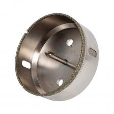 Коронка алмазная по керамике 75 мм трехгранный хвостовикДанная алмазная коронка используется для сверления отверстий в керамограните, керамической плитке и камне. При работе важно не перегревать коронку - необходимо правильное использование водного охлаждения.Центрирующее сверло в комплекте исключает возможность смещения инструмента во время работы, а также обеспечивает лучшее позиционирование при сверлении в заранее подготовленном месте. Хвостовик трехгранной формы делает возможным использование изделия совместно с дрелями, шуруповертами, сверлильными станками оснащенными быстрозажимным патроном. Такая форма предотвращает проворачивание при сверлении. При работе с оснасткой требуется подача воды в зону реза. Жидкость способствует охлаждению инструмента и вымывает образующийся шлам. Отверстие в корпусе коронки также способствует отводу строительной пыли и охлаждению оснастки.