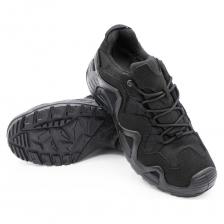 Серия обуви E-PRO - это одна из самых популярных в туристической и тактической обуви, используемая походниками, альпинистами, спортсменами, военными и сотрудниками правоохранительных органов. Основной материал изготовления - высококачественная замша со вставками из кордуры. Наличие подкладки из мембраны делает обувь непромокаемой и одновременно дышащей, способной отводить испарения с поверхности стопы. Подлитой носок обеспечивает защиту от повреждений. Защитный рант с выборками для облегчения веса проходит по всему периметру и создает узнаваемый образ. Кроме основных функций, рант дает дополнительное сцепление с поверхностью, например, при движении вдоль склона. Все детали прошиты двойным швом, все швы сделаны крайне аккуратно. На пятке есть петелька, облегчающая надевание. Подошва имеет многослойную структуру. Промежуточный слой из полиуретана придает высокие амортизирующие свойства; ходовой слой из резины на основе натурального каучука делает подошву более износостойкой и способствует хорошему сцеплению с грунтом и другими плоскостями. Язычок с защитным клапаном исключает просачивание воды и попадание посторонних предметов внутрь.