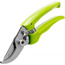 Секатор прямого реза Palisad BASE 60440 длиной 185 мм, с рукоятками из полипропилена, предназначен для срезания живых веток диаметром до 15 мм. Лезвия движутся в параллельных плоскостях, что позволяет срезать ветку быстро и аккуратно, с минимальными повреждениями. Плотность примыкания лезвий можно менять при помощи регулировочного винта — такое решение позволяет сохранять высокое качество реза.ПреимуществаНадежность — лезвия из среднеуглеродистой стали характеризуются высокой прочностью.Износостойкость — режущая кромка закалена индукционным способом и прошла прецизионную заточку, поэтому лезвие долго остается острым.Защита от разрушения — лезвия покрыты антикоррозионным маслом, рукоятки из полипропилена устойчивы к воздействию ультрафиолета.Комфортная работа — эргономичные рукоятки удобно ложатся в руку.Безопасное хранение и транспортировка — специальный фиксатор предотвращает самопроизвольное раскрытие лезвий.