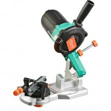 Мощная модель, отличается легким управлением, подходит для заточки пильных цепей с различным шагом, высотой режущего элемента и углом расположения режущей кромки. Прочное литое металлическое основание оптимальной формы и способа крепления на рабочем столе обеспечивает удобство в работе. Прижимной механизм обеспечивает точность зажима зубьев цепи под требуемым углом к рабочей поверхности абразивного диска для получения правильной конфигурации режущих плоскостей. Применяемая двойная, винтовая и клиновая, фиксация обрабатываемого элемента, препятствует его смещению и выскальзыванию из рабочего ручейка. Наличие у зажимного приспособления поворотного механизма сокращает до минимума количество переустановок обрабатываемой цепи и оптимизирует процесс заточки. Прозрачный полимерный экран помогает безопасно контролировать рабочий процесс и защищает оператора от вылета мелких частиц. Встроенная подсветка рабочей зоны ярким светодиодом освещает блок заточки и позволяет лучше контролировать качество операций. Электромагнитный выключатель обеспечивает дополнительную безопасность и исключает риск случайного включения при перебоях в электросети.