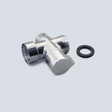 Дивертор изготовлен из латуни с хромоникелевым покрытием, пластины запорного механизма выполнены из керамики. Механизм устойчив к гидроудару при переключении подачи воды, его конструкция выдерживает более 150 000 циклов эксплуатации. Материал отличается прочностью и устойчивостью к коррозии. Хромоникелевое покрытие обладает высокими гигиеническими характеристиками. Входная резьба - 1/2 дюйма, выходная - 3/4 дюйма.