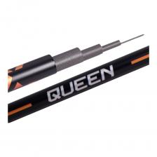 Queen - это серия высококлассных удочек, которые продолжают линейку новинок, выпущенных для сезона 2025 года. Современные, легкие и чувствительные поплавочные удилища быстрого строя (Fast- Action) имеют две модификации: Маховые Pole (без колец) и болонские Bolognese (с кольцами). Удочки серии Queen изготовлены из высокомодульного графита HME. Этот материал значительно уменьшает вес удилищ и повышает чувствительность снасти. При ловле удочкой на весу, особенно длинами 6 и 7 метров как правило, вызывает некоторый дискомфорт и быстро утомляет рыболова. В данном случае, благодаря материалу применяемому при изготовлении бланка, удилища без труда можно держать в руках все время рыбалки. Маховая, бесконечная модель (Queen Pole) рекомендована как для ловли на глухую оснастку, так и отлично подходит для ловли на летнюю мормышку с боковым кивком . Queen Bolognese укомплектован облегченными кольцами на высокой опоре со вставками SIC. Верхнее колено оснащено двумя разгрузочными кольцами для равномерного распределения нагрузки на бланк. Надежный катушкодержатель выполнен из металла, оснащен подвижным фиксатором-замком и надежно фиксирует катушку на удилище. На торце удилищ установлен откручивающийся колпачок для просушивания и технического обслуживания удилища.