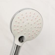 Откройте для себя новое измерение комфорта с лейкой для душа RAIN . Эта модель, выполненная в стильном хромированном корпусе с глянцевой поверхностью, не только станет ярким акцентом в вашем интерьере, но и подарит вам непередаваемое удовольствие от принятия душа. Диаметр лейки 120 мм обеспечивает равномерное распределение воды, создавая ощущение мягкого и освежающего дождя. Лейка RAIN предлагает три режима работы, которые легко переключаются с помощью кнопки, расположенной на рукоятке. Хотите мягкий дождь для расслабления, интенсивный поток для бодрости или комбинированный режим? Просто нажмите кнопку и выберите нужный режим. Эргономичная ручка обеспечивает удобство использования, позволяя вам наслаждаться комфортом каждый день. Монтаж лейки не требует специальных навыков и займет всего несколько минут – вы сможете установить её самостоятельно без лишних хлопот. Дополнительным преимуществом является функция с системой защиты форсунок от известковых отложений.