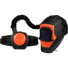 Сварочная маска AIR FREE F8 с турбоблоком для очистки воздуха - новейшая высокотехнологичная модель в линейке WELDER. Преимуществами данной маски являются светофильтр с большим смотровым окном (100х53 мм), оснащённый технологией улучшенной цветопередачи Real Color, удобное расположение ручек регулировки, а также надежная система защиты органов дыхания. Несмотря на небольшие размеры и вес, турбоблок способен в течение 9 часов непрерывно подавать от 150 до 180 литров очищенного воздуха в минуту, а удобная система крепления не стесняет движений. Ткань, расположенная вокруг щитка, плотно прилегает к голове и шее сварщика, обеспечивая герметичность и не позволяя загрязненному воздуху и пыли проникнуть внутрь. Для лучшего контроля сварочного процесса маска оснащена большим светофильтром, обладающим системой улучшенной цветопередачи Real Color. Смотровое окно размером 100х53 мм обеспечивает широкий угол обзора, облегчая контроль при сварке мелких деталей и уменьшая нагрузку на глаза. Высочайший оптический класс светофильтра 1/1/1/1 позволяет видеть четкое и детализированное изображение независимо от пространственного положения при сварке, а также избежать искажений. Светофильтр оснащён четырьмя датчиками сварочной дуги, расположение которых обеспечивает отсутствие «слепых зон» во время работы. В комплект с маской входит сумка для хранения.  