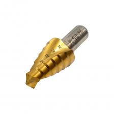 Ступенчатое сверло по стали праворежущее. Имеет спиральную канавку с двумя режущими частями, заточкой формы С 118° и углом ступени 90°. Хвостовик цилиндрический с тремя плоскостями. Подходит для обработки листового материала, цветных металлов, конструкционной и легированной стали, нержавейке, пластика, дюропласта. Применяется в таких отраслях как электротехника, сантехника, автосервис, авиационное производство и для изготовления щитового оборудования.