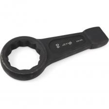 Ударные ключи применяются для выполнения тяжёлых монтажных работ. Данный вид ключей особенно эффективен при работе, связанной с отвинчиванием ржавого прикипевшего крепежа. Ключ приводится в движение с помощью удара молотком или кувалдой по затылочной части, что позволяет добиться высокого вращающего момента. Применяемый в изготовлении ключей материал и его последующая термическая обработка обеспечивают высокие прочностные свойства и продолжительный срок службы инструмента. Длина: 375-400 мм Сталь:40Х (ГОСТ 4543-2016) Твёрдость: 43—45 HRC Покрытие: химическое оксидирование