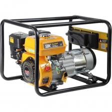 Электростанция SBK BG4600S — это надежный и мощный источник резервного питания, предназначенный для использования в условиях частых отключений электроэнергии. Она идеально подходит для обеспечения питания бытовых приборов в домашних условиях, а также может быть применена на даче, в небольших магазинах или в качестве временного источника электроэнергии на строительных площадках. Благодаря компактным размерам и легкости в транспортировке, этот генератор также часто используется в кемпингах, на складах и в других местах, где требуется мобильность и надежность. Данный модель оснащена четырёхтактным бензиновым двигателем с воздушным охлаждением и верхним расположением клапанов (OHV), что обеспечивает её высокую эффективность и долговечность. Двигатель с мощностью в 7 л.с. и номинальной мощностью в 2.7 кВт способен справляться с различными нагрузками, а максимальная мощность в 3 кВт позволяет подключать более требовательные устройства. Система охлаждения позволяет электростанции работать продолжительное время без перегрева, что делает её идеальным решением для продолжительных циклов работы. Особенностью данной электростанции является её экономичный расход топлива, составляющий всего 1,7 литра в час, что значительно снижает эксплуатационные расходы при длительном использовании. Объем топливного бака в 3,6 литра дает возможность работать без дозаправки в течение 2 часов, что также является важным преимуществом для использования в удаленных или труднодоступных местах. Для удобства эксплуатации и обслуживания двигатель оснащен масляным баком объемом 600 мл, что облегчает процесс поддержания работоспособности агрегата.