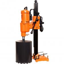 TURBOSKY DD-5 – это промышленная алмазная сверлильная установка, обеспечивающая высокую точность при сверлении. С ее помощью можно создавать вертикальные отверстия диаметром от 15 до 230 мм в бетоне, железобетоне и других твердых материалах. Мощный двигатель (4380 Вт) и автоматизированная система подачи обеспечивают максимальную производительность. Ключевые преимущества: Автоматическая подача: Оптимизирует процесс сверления и обеспечивает стабильно высокое качество отверстий. Усиленная конструкция: Станина повышенной прочности гарантирует устойчивость и точность во время работы. Широкий диапазон диаметров: Возможность сверления отверстий от 15 до 230 мм. Оптимальная скорость вращения: 680 об/мин для эффективного сверления в различных материалах. Простое управление: Интуитивно понятная панель управления облегчает работу оператора.