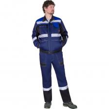 Костюм летний состоит из куртки и полукомбинезона. В костюме предусмотрена лента светоотражающая ш.50мм для обозначения сигнальной видимости.Куртка укороченная, на поясе. Куртка с отложным воротником, с центральной застёжкой на молнию от горловины до низа, накрытую ветрозащитным клапаном на кнопках, с верхними нагрудными карманами и нижними двойными карманами. Рукава куртки с манжетами на кнопках. Спинка куртки с двумя вертикальными рельефами, образующими складки для свободы движения. Пояс куртки частично стянут по бокам, для лучшего прилегания.Полукомбинезон прямого силуэта, с застёжками: спереди на гульфик с молнией, в правом боковом шве на 3 кнопки. Полукомбинезон с карманами на нагруднике, с боковыми карманами на передних половинках, с задним карманом и с двойными накладными карманами для инструментов на правой задней половинке. По спинке полукомбинезона резинка для лучшего прилегания. Полукомбинезон с бретелями, длина регулируется резинкой и застежкой-фастексом.Материал верха основной: ткань смесовая с пропиткой ВО, пл. 240 г/м?, состав 65% ПЭ, 35% ХБ, цвет: темно-синийМатериал отделки 1: ткань смесовая с пропиткой ВО, пл. 240 г/м?, состав 65% ПЭ, 35% ХБ, цвет: черныйМатериал отделки 2: ткань смесовая с пропиткой ВО, пл. 240 г/м?, состав 65% ПЭ, 35% ХБ, цвет: васильковый