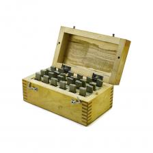 Меры длины концевые плоскопараллельные стальные являются наиболее точным измерительным прибором. Служат для проверки и градуировки мер и контроля размеров измерительных приборов, а также для наладки станков и особо точных разметочных работ. Для изготовления концевых мер длины используется высококачественная и износостойкая сталь и керамика. Наборы концевых мер длины обеспечивают возможность получения блока концевых мер любого размера до третьего десятичного знака.