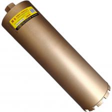 Режущая головка алмазной коронки по бетону для мокрого сверления BOSI BS560132 изготовлена из высококачественного алмазного материала, изготовленного методом прецизионного вакуумного горячего прессования. Может быть использована для сверления отверстий в железобетонных, бетонных, кирпичных, каменных конструкциях. Используется только с подачей охлаждающей жидкости в зону сверления.