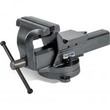 Тиски слесарные стальные с поворотным механизмом, съёмными губками, наковальней и зажимом для труб используются для четкой фиксации деталей во время резки, строгания, сверления, шлифования, сборки-разборки механизмов и узлов. Универсальный зажимной инструмент применяется на всех производственных предприятиях, в сборочных, ремонтных или обрабатывающих цехах. При производстве тисков RUNTEC используется только современное оборудование и высококачественные материалы. Строгое соответствие нормам безопасности и стандартам качества гарантирует длительный период эксплуатации и безопасную работу при соблюдении рекомендаций к использованию. Тиски изготовлены из качественной углеродистой стали и рассчитаны для работ в условиях повышенной нагрузки. Массивная конструкция позволяет избегать деформации инструмента. Стандартные съемные рифленые губки выполнены из закаленной стали. Поворотный механизм позволяет разворачивать тиски на 360°. С помощью площадки-наковальни можно быстро отрихтовать нужную деталь. Дополнительные губки дают возможность зажимать цилиндрические детали (трубы или прутки). И прямые губки, и губки для труб сменные.