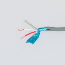 Микрофонный кабель 2x0,12 мм? предназначен для подключения микрофонной аппаратуры. Кабель имеет двойную экранировку, что обеспечивает защиту от электромагнитных помех. Его внешний диаметр составляет 3 мм.Внутренняя структура кабеля включает три слоя:первый состоит из 10 проводов из меди диаметром 0.12 мм каждый, покрытых поливинилхлоридом (ПВХ),второй также содержит 10 медных проводов диаметром 0.12 мм, но покрытых этиленвинилацетатом (ЭВА),третий слой состоит из семи проводов из меди диаметром 0.17 мм.Кроме того, внутри кабеля находятся 17 линий из хлопчатобумажной нити (COTTON). Внешний диаметр кабеля составляет 3 мм.