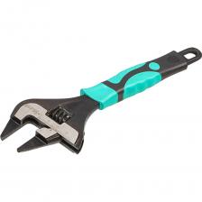 Раскрытие губок на 70% больше, а рабочий профиль на 70% тоньше стандартного ключа, что позволяет максимально эффективно работать с сантехническим крепежом. Сверхтонкие губки позволяют работать в труднодоступных местах и с самыми тонкими гайками. Особенно удобны при использовании 2 ключей одновременно. Ключ выполнен из высококачественной CrV стали, а губки закалены до твердости 54-56 HRC, что обеспечивает их длительный срок службы и плотный захват деталей. Высокоточная шкала нанесена специально разработанным методом лазерной гравировки и сохраняет отличную видимость даже после длительного использования. Рукоятка покрыта термопластмассой с нанесённым рельефом, что обеспечивает полный захват без соскальзывания и удобство в процессе работы. Рабочие поверхности специальной ФФП-антикоррозионной обработке, что значительно увеличивает срок службы ключа даже при работе в самых тяжёлых условиях.