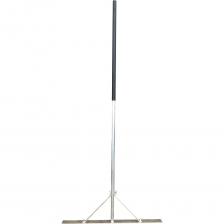 представляет собой надежный инструмент для дорожных, земляных, строительных и ландшафтных работ. Позволяет разравнивать асфальт, щебень, гравий, песок, грунт или бетон.Инструмент изготовлен из прочных и легких алюминиевых сплавов, устойчивых к коррозии и повреждениям. Конструкция оснащена гальванически оцинкованными стальными укосинами (распорками).Рукоять длиной 2 метра с резиновой накладкой обеспечивает надежный хват без выскальзывания.Изделие отличается быстрой и простой сборкой с помощью двух гаечных ключей.Полотно двустороннее, с одной стороны зубья 25х50 мм. Вторая сторона прямая с загибом.