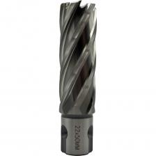 Корончатые сверла, также известные как кольцевые фрезы, изготавливаются из быстрорежущей стали и предназначены для сквозного сверления различных металлов, таких как сталь, алюминий, бронза и другие.Одним из основных преимуществ корончатых сверл является их высокая производительность и экономичность по сравнению с традиционными спиральными сверлами. При использовании корончатых сверл центральная часть отверстия остается нетронутой, а стружка образуется только по периметру высверливаемого цилиндра. Это значительно снижает затраты энергии и времени на процесс сверления.Кроме того,равномерное расположение режущих кромок кольцевой фрезы относительно центра обеспечивает одинаковую линейную скорость резания для всех кромок, что способствует стабильному и качественному сверлению.Также сверла можно переточить, что значительно увеличивает их срок службы и сохраняет эффективность. Процесс переточки корончатых сверл восстанавливает их режущие кромки, возвращая инструмент в рабочее состояние и позволяя сократить расходы на его замену.Тип хвостовика: Weldon 19 UNIVERSAL предназначен для большинства станков, подходит для патронов WELDON 19 мм и совместим с быстрозажимными патронами.Имеет три круглых паза- выемки для надежного крепления и плоскость для винтового крепления.Используется на магнитных станках с малой мощностью и на сверлильных станках с переходниками для корончатых сверл.Диаметр цилиндрической части 19мм.