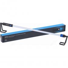 Светодиодный аккумуляторный подкапотный фонарь NORDBERG 1972 – осветительный прибор для профессионального использования в автосервисах и СТО.Предназначен для освещения моторного отсека автомобиля, обеспечивая яркое и направленное освещение при поднятом капоте для обслуживания двигателя и других компонентов.ПреимуществаПрочный корпус выполнен из алюминия и пластика.Три режима яркости: 500, 1000, 2000 лм.Время работы фонаря от 3 до 9 часов в зависимости от выбранного режима.Длина фонаря регулируется в диапазоне от 117 до 190 сантиметров.Кронштейны для крепления на капоте автомобиля покрыты эластичным материалом, который препятствует повреждению лакокрасочного покрытия автомобиля.Индикатор зарядки аккумулятора.Пыленепроницаемость, водостойкость и ударостойкость по IP20, IK07.Зарядка встроенного аккумулятора осуществляется через разъем Type-C в фонаре и через разъем USB от источника питания.Удобство использованияВращение вокруг собственной оси на 360° позволяет удобно настраивать освещаемую рабочую зону.Установочные кронштейны для удобного крепления на капоте автомобиля.Светодиодный подкапотный фонарь NORDBERG 1972 позволит обеспечить освещение моторного отсека при обслуживании, диагностике или ремонте автомобиля, упрощая доступ и визуальный контроль ключевых элементов автомобиля.