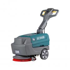 SС350B L50 - аккумуляторная поломоечная машина, которая идеально подходит для ежедневной влажной уборки производственных и складских помещений с твердыми напольными покрытиями. Благодаря увеличенным бакам для воды и щеточному узлу шириной 350 мм, эта машина обеспечивает эффективную и быструю очистку пола. У данной модели есть литиевый аккумулятор, который обеспечивает длительное время работы машины без перерывов на замену или зарядку батареи. Кроме того, прочная конструкция и увеличенный срок службы гарантируют долговечность и надежность в эксплуатации. Машина также обладает легкостью и эргономичностью в использовании, что облегчает ежедневную уборку и уход за машиной. Это отличный выбор для тех, кто ищет надежную и эффективную поломоечную машину для больших производственных помещений.