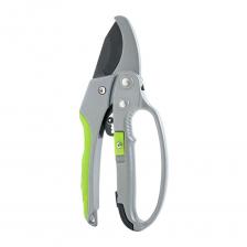 Секатор садовый Deli DL580229 Инструмент для точной и аккуратной обрезки веток и побегов. Обеспечивает ровный срез без повреждения растений. Легкий и удобный, он станет вашим надежным помощником в саду.Этот секатор предназначен для формирования крон деревьев и кустарников. Он легко справляется с сухими и свежими ветками. Инструмент необходим для поддержания здоровья и красоты вашего сада. С его помощью вы сможете выполнять обрезку быстро и без лишних усилий.Главные преимущества:Мощный храповой механизм обеспечивает плавное и контролируемое разрезание веток диаметром до 20 мм.Тефлоновое покрытие лезвия снижает трение и предотвращает налипание растительных соков, обеспечивая чистый рез.Эргономичная обрезиненная рукоятка гарантирует надежный хват и комфорт даже при длительной работе.Встроенная масленка позволяет быстро смазать лезвие для продления срока службы инструмента.Конструктивные особенности:Прочный корпус из алюминиевого сплава сочетает малый вес и высокую надежность.Трехступенчатый храповик распределяет усилие, позволяя резать толстые ветки за несколько нажатий.Острое лезвие из закаленной стали долго сохраняет режущие свойства.Предохранительная защелка фиксирует секатор в закрытом положении для безопасного хранения.