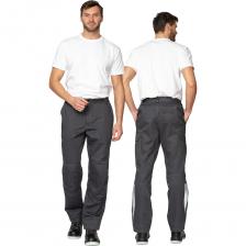 Брюки мужские летние "Эко-Труд" — классические рабочие брюки улучшенной конструкции из ткани премиального качества с повышенным содержанием хлопка. Специальная отделка ВО пропитки придает изделию дополнительные эксплуатационные характеристики. Рабочие брюки выполнены в универсальном цвете и станут идеальным решением для работы в летний период. Анатомический крой не стесняет движений и обеспечивает комфортное сгибание коленей. Область колена усилена вторым слоем ткани, общая плотность составляет 380 г/м?, что гарантирует высокую степень защиты коленного сустава, а также обеспечит высокое сопротивление на разрыв и стойкость к истиранию. Усиление по низу брюк вторым слоем ткани шириной 70 мм препятствует истиранию, а также станет хорошей защитой от случайных порезов об острые предметы или детали обуви. Брюки из такой ткани защищают работника от воздействия атмосферных осадков, исключают охлаждение, перегрев, а также гарантируют защиту от механических повреждений, вредных производственных факторов и исключают Брюки: прямого силуэта с застёжкой гульфик на молнии, пояс притачной со шлёвками с застёжкой на пуговицу. Объём по линии талии регулируется эластичной лентой в поясе по боковым швам. Карманы: 2 боковых кармана с наклонным входом; на уровне бедра 2 накладных кармана с клапанами с застёжкой на контактную ленту; на левой задней половинке 1 накладной карман с клапаном с застёжкой на контактную ленту. Сигнальные элементы: фигурные СОП.