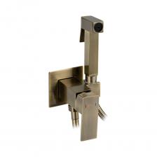 Стильный смеситель с гигиенической лейкой выполнен из прочного, влагостойкого материала - нержавеющей стали и разработан для ванной и туалетной комнат, оформленных в современном стиле. Все металлические детали покрыты износостойким бронзовым покрытием, которое не тускнеет со временем и устойчиво к появлению царапин, благодаря чему устройство исправно прослужит долгие годы. Лейка душа сохраняет поверхность чистой – любые загрязнения с форсунок удаляются сухой салфеткой. Включает в себя смеситель и ручной душ с аксессуарами (держателем, шлангом). Гигиенический душ управляется при помощи нажимной кнопки. Стильный смеситель управляется изящным рычагом, позволяющим с легкостью регулировать напор и температуру воды.