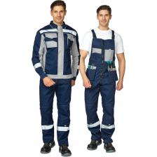 Костюм рабочий мужской «Бренд Корпоратив 2020» — модель летней спецодежды для защиты от общепроизводственных загрязнений, которая может использоваться для работы на различных видах производств. Эргономичный крой костюма, функциональные элементы и детали делают костюм удобным и комфортным при эксплуатации. В костюме предусмотрены светоотражающие полосы (СОП) шириной 50 мм на куртке и полукомбинезоне, которые обеспечат дополнительную защиту в условиях плохой видимости. Куртка: укороченная, прямого силуэта, с застёжкой на молнию с ветрозащитной планкой на контактной ленте. Воротник отложной. Под проймой — вентиляционные отверстия-люверсы. Регулировка манжеты с помощью кнопок. Пояс куртки регулируется по объёму кнопками. Полукомбинезон: прямого покроя, с центральной застёжкой на двухзамковую молнию, фиксируется бретелями и функциональными фастексами. Карманы. Куртка: нагрудный слева: один для ручки и один объёмный с клапаном с фиксацией на контактную ленту; двойной объёмный нагрудный справа; 2 боковых нижних кармана. Полукомбинезон: 20 многофункциональных карманов: навесные трёхслойные карманы, 2 нагрудных кармана, 2 задних кармана, карман для инструментов. Усилительные элементы: объёмные наколенники с карманами для амортизационных накладок, закрепки, двойные строчки. Сигнальные элементы: СОП 50 мм, кант светоотражающий.