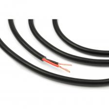 Акустический кабель (круглый) используется в профессиональных системах вещания для передачи аналоговых аудиосигналов. Предназначен для подключения акустических систем, колонок и громкоговорителей. Подходит для студий звукозаписи, репетиционных студий, концертных и презентационных площадок. Кабель состоит из двух медных проводников из многожильной бескислородной меди (OFC), сечение проводников — 1,5 мм2, ? 1,6 мм, изоляции из LSHF-FR материала красного и черного цвета и FRNC/LSZH-C оболочки черного цвета RAL 9005. Диаметр кабеля 6,2 мм. Может быть использован при групповой прокладки кабеля. Оболочка не поддерживает горение, не выделяет токсичные вещества в случае пожара, поскольку состав оболочки не содержит никаких галогенов. Стандарт IEC 60332-3-24, разработан в Германии. Длина - 400 метров