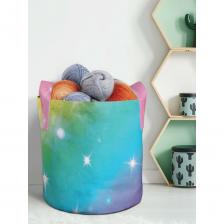 Текстильная корзина для хранения вещей и игрушек JOYARTY Радужное сияние 19 литров planta_290642_5 подойдет для хранения вещей и организации порядка в доме. В нее можно сложить домашний текстиль, белье, одежду, детские игрушки и прочие домашние мелочи. Любители больших домашних растений могут использовать изделие как декоративное кашпо. Корзина сохраняет форму благодаря плотной ткани, а с помощью двух ручек ее можно переносить в любое удобное место. Ручки изделия выдерживают большую нагрузку, даже если сложить в нее овощи и фрукты. В зависимости от цветопередачи экрана монитора яркость рисунка может отличаться от изображения на сайте. Допустимо отклонение в размере в пределах 2-3 см.Комплектация: корзина для хранения 30x30 см.Материал: искусственный войлок; состав: полиэстер 100%. Плотность: 211 г/кв.м.