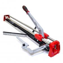 Плиткорез механический предназначен для работы с керамикой и керамогранитом. Каретка на подшипниках и лапка разделителя с магнитом, вынесенная вперед ролика, дают полный контроль линии реза и комфорт при работе Удобная мощная рукоятка передает большое усилие при разломе, а также, за счет специальной формы, позволяет переносить плиткорез на плече Боковой параллельный упор для серийной резки в том числе под углом Мощная и легкая цельнометаллическая конструкция, легкая транспортировка Дополнительная боковая поддержка плитки В комплекте ролик 22х6х6 мм из карбида вольфрама на подшипниках для точного реза твердых материалов Прямой рез 90 см Диагональный рез 63x63 см Максимальная толщина плитки 14 мм