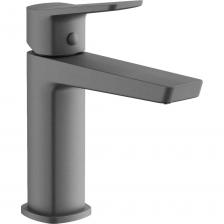 Смеситель для раковины Belz – это стильное и функциональное решение для вашей ванной комнаты. Модель оснащена традиционным изливом длиной 12 см, обеспечивая удобный доступ к потоку воды. Однорычажный механизм управления позволяет легко регулировать температуру и напор воды, а керамический картридж гарантирует плавную работу и долговечность. Смеситель Belz предназначен для установки на раковину и монтируется на одну точку. Гибкая подводка упрощает подключение к водопроводной системе. Модель оснащена защитой от обратного потока, что обеспечивает безопасность использования. Благодаря ограничению расхода воды, смеситель способствует экономии ресурсов. Латунный корпус смесителя гарантирует его прочность и долговечность.