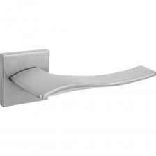 Ручка выполнена из сплава ЦАМ (цинк-алюминий-медь), который отличается особой прочностью и высокой степенью стойкости нанесенного на него гальванического покрытия. Важные технические особенности дверных ручек РЕНЦ Ручка плотно держится на двери и не разбалтывается на протяжении всего срока использования благодаря особой запатентованной конструкции соединительного стержня, на котором крепятся ручки (№ патента 139359) Ручка никогда не провиснет и не повредит полотно двери даже при интенсивной эксплуатации благодаря использованию в конструкции закаленной пружины Покрытие ручки и ее конструктив останутся в идеальном состоянии на протяжении всего срока эксплуатации благодаря многоступенчатой системе контроля качества производственных процессов и трехэтапной отбраковке