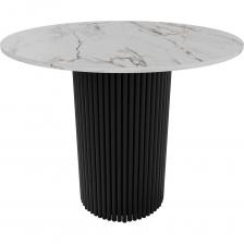 Круглый обеденный стол GENGLASS с металлическим подстольем и столешницей из ЛДСП в стиле белого мрамора представляет собой элегантное и функциональное решение для столовой. Его диаметр 90 см позволяет комфортно разместить несколько человек, создавая уютную атмосферу для обедов и встреч. Металлическое подстолье обеспечивает надежную устойчивость и долговечность конструкции, а его черный цвет добавляет современный акцент в интерьер. Стол не имеет раздвижного механизма, что делает его идеальным для небольших помещений, где важна компактность и простота. Высота стола 750 мм обеспечивает удобство использования, а его вес в 36 кг гарантирует стабильность. Этот стол станет стильным дополнением интерьера, сочетая в себе практичность и эстетическую привлекательность.