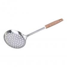 Шумовка VETTA размером 34,5х11,5 см выполнена из нержавеющей стали и полипропилена, что обеспечивает её долговечность и устойчивость к коррозии. Эргономичная конструкция позволяет удобно использовать её в процессе приготовления пищи. Благодаря длине в 345 мм и ширине 115 мм, шумовка идеально подходит для работы с большими кастрюлями и сковородами. Хромированный цвет придаёт изделию современный и стильный вид, который легко впишется в любой кухонный интерьер. Наличие петли для подвешивания облегчает хранение и позволяет всегда держать шумовку под рукой. Лёгкий вес в 168 г делает её использование комфортным и неутомительным.