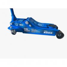 Домкрат подкатной гидравлический BRANN BRJ-4 грузоподъёмностью 4 тонны обладает хорошим соотношением "цена/качество". Длина ручки составляет 1000 мм и состоит из двух частей, соединяемых между собой болтом. А также для защиты автомобиля от царапин поверхность рукоятки имеет резиновую накладку. Домкрат достаточно прост в применении и для его долговечности необходимо соблюдать требования по эксплуатации: Используйте домкрат только на твердой и ровной поверхности; Домкрат не предназначен для удержания веса; Сразу после подъема транспортного средства, необходимо подставить упор (подставку). Круглая ручка Быстрый старт Особенность данной модели - ускоренный подъем, что обеспечивается благодаря двум цилиндрам.