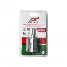 Коронки алмазные (сверла трубчатые) SKYWER SK-SAHGRNT50 предназначены для сверления стекла, кафеля, керамической плитки, изделий из керамики и керамогранита. Коронка диаметром 50 мм имеет направляющее твердосплавное сверло по керамограниту и плитке. При работе запрещено использовать ударный режим и сверлить без охлаждения. Необходимо ограничивать скорость подачи и частоту оборотов во избежание перегрева коронки. Для работы лучше всего использовать аккумуляторную дрель или шуруповерт, имеющий высокий крутящий момент в сочетании с невысокими оборотами.Внимание, изображение товара может отличаться от реального! Верные параметры указаны в технических характеристиках товара.