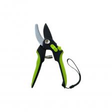 Садовый универсальный секатор Green Boom YH-658972 — это надежный инструмент для ухода за растениями, который подойдет как для любителей, так и для полупрофессионалов. Благодаря пружинному приводу и плоскостным лезвиям из металла, он обеспечивает точный и чистый срез веток диаметром до 20 мм. Резиновые рукоятки обеспечивают комфортное и безопасное удержание инструмента, снижая нагрузку на руки во время работы. Общая длина секатора составляет 217 мм, а вес всего 0,268 кг, что делает его легким и удобным в использовании. Отсутствие дополнительных элементов, таких как поворотная рукоятка или фиксатор лезвий, упрощает конструкцию и делает его более надежным в эксплуатации.