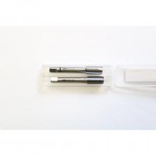 Комплект ручных метчиков с мелким шагом для широкого применения по стали с пределом прочности до 850 Н/мм? и чугуну. Для правой метрической резьбы по DIN13Стандарт: DIN 2181Материал: быстрорежущая сталь HSS M2Область применения: применяются для нарезания метрической резьбы стандарта ISO в сквозных и глухих отверстиях в стали с пределом прочности до 850 Н/мм?, цветных металлах и чугунеВозможно эпизодическое нарезание резьбы в нержавеющих сталях, но с обильным применением СОЖВ комплект поставки входят: Первый (черновой метчик) маркирован одним кольцом, длинная заборная часть, Форма А / 6-8 витков. Второй (чистовой) без маркировки, короткая заборная часть, Форма С / 2-3 виткаМетчик устанавливается в метчикодержатель, зажимается между губками и фиксируетсяЗафиксированный инструмент можно использовать для нарезания резьбы вручную, но для этого в заготовке предварительно должно быть просверлено отверстиеНа метчик наносится смазочно-охлаждающая жидкость и он располагается вертикально в отверстииПри нарезании резьбы вручную важно совершать возвратно-вращательные движения держателем через равные промежутки времени для скалывания стружки